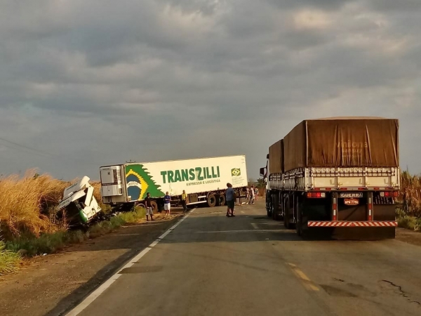 PRF interdita BR 135 para retirada de carreta 