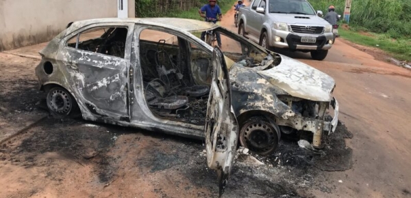 Veículo é incendiado em ação criminosa no centro de Santa Luzia