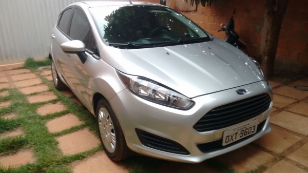 CASAL DE BANDIDOS ARMADOS ROUBAM CARRO NA PRAÇA DA BÍBLIA, EM AÇAILÂNDIA.