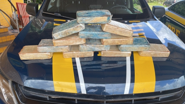 AÇAILÂNDIA – PRF prende homem com 13 tabletes contendo uma substância análoga à pasta base de cocaína.