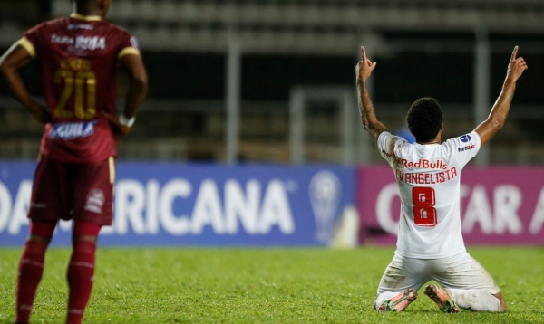 Fora de casa, Bragantino vence de virada e avança na Sul-Americana