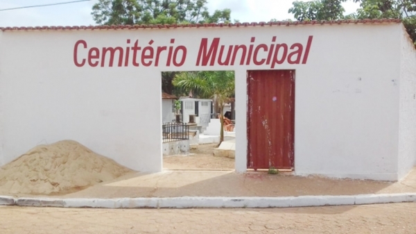 Pref. de Açailândia realiza limpeza dos cemitérios para o ‘Dia de Finados’