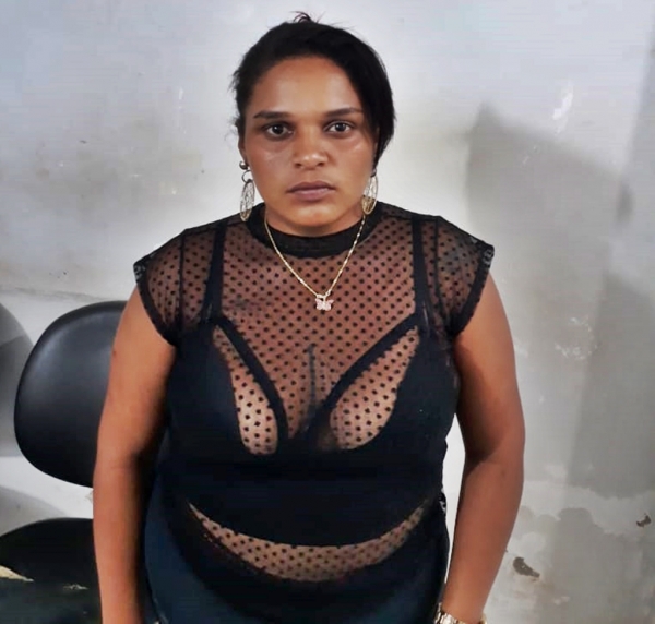 AÇAILÂNDIA URGENTE – Policial de folga, prende mulher com drogas na Praça Bíblia.  