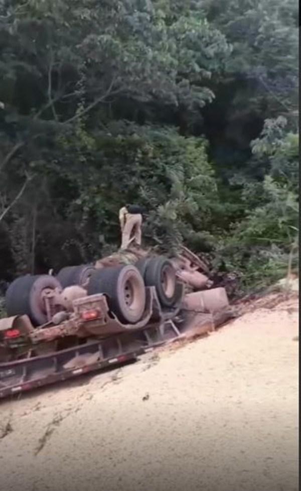 CARRETA CARREGADA DE SOJA TOMBA NA BR-222