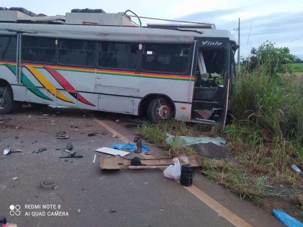 MARANHÃO - Colisão lateral entre ônibus e carreta deixa feridos e trânsito lento na BR-230