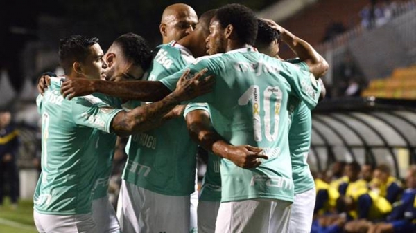 Palmeiras goleia o CSA no Pacaembu e segue na cola do Flamengo