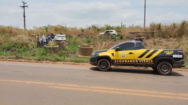 AÇAILÂNDIA: TAXISTA CAPOTA CARRO APÓS SAIR DA PISTA PRÓXIMO AO PARQUE DE EXPOSIÇÕES NA BR – 222.