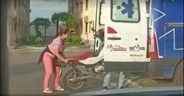 Servidores são flagrados usando ambulância para carregar moto no MA