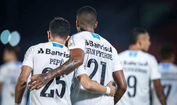 Com tributo de Renato a Maradona, Grêmio bate o Guaraní fora e põe pé nas quartas da Libertadores