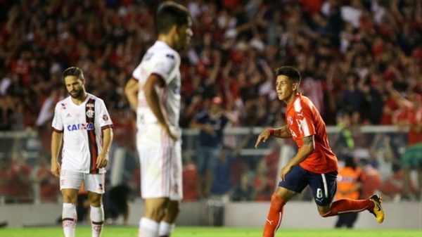 Flamengo não segura pressão, leva virada com golaço e precisa vencer no Maracanã