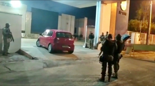 Mulher é mantida refém dentro de carro em frente ao batalhão da PM em Timon, no Maranhão; suspeito é baleado