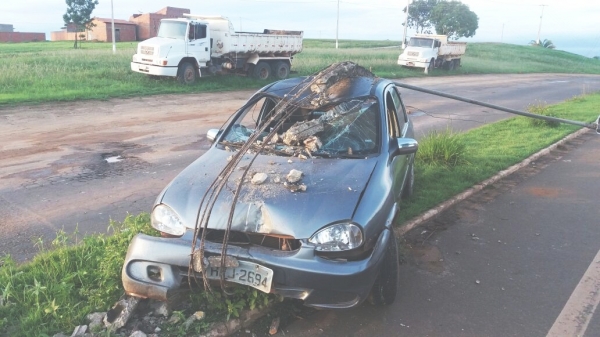 FIM DE SEMANA - Motorista embriagado derruba poste em frente à PRF em Açailândia