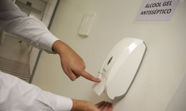 Álcool em gel nas mãos requer cuidado para evitar queimaduras graves