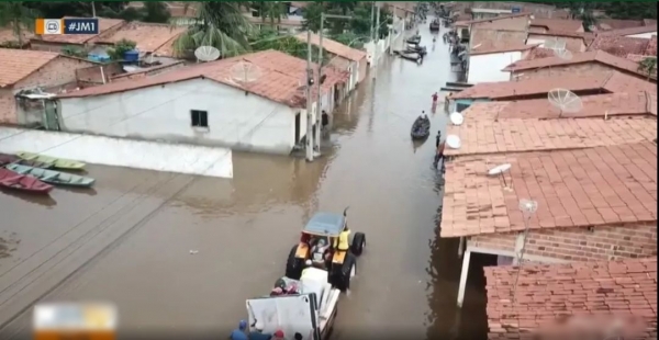 Fortes chuvas deixam cidade isolada e debaixo d'água no Maranhão