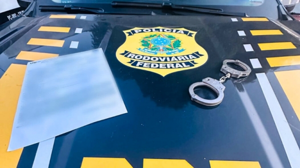 PASSAGEIRO DE ÔNIBUS PROCURADO POR TENTATIVA DE HOMICÍDIO É PRESO PELA PRF EM PRESIDENTE DUTRA/MA