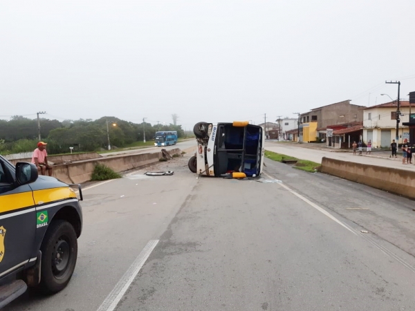 MARANHÃO - Ônibus tomba e interdita elevado de Bacabeira 