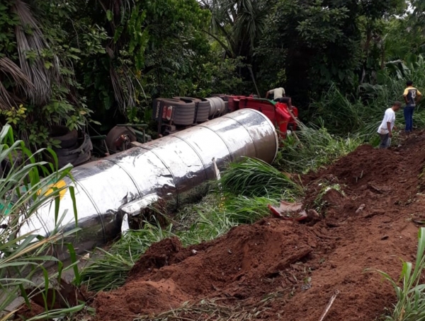 AÇAILÂNDIA / FIM DE SEMANA - Carreta sai de pista e motorista fica ferido