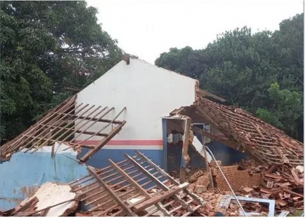 Moradores derrubam unidade escolar em povoado do MA