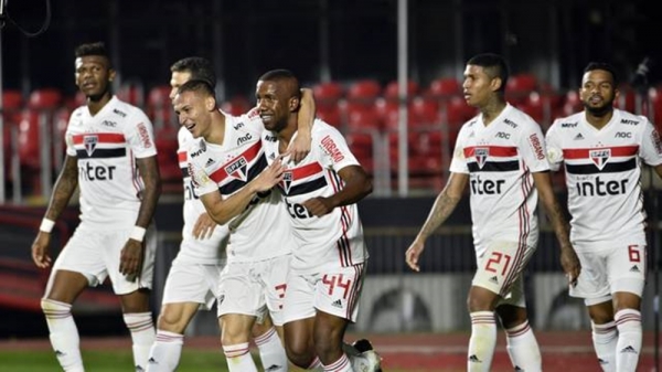 São Paulo decola no segundo tempo, goleia Chape e sobe na tabela do Brasileirão