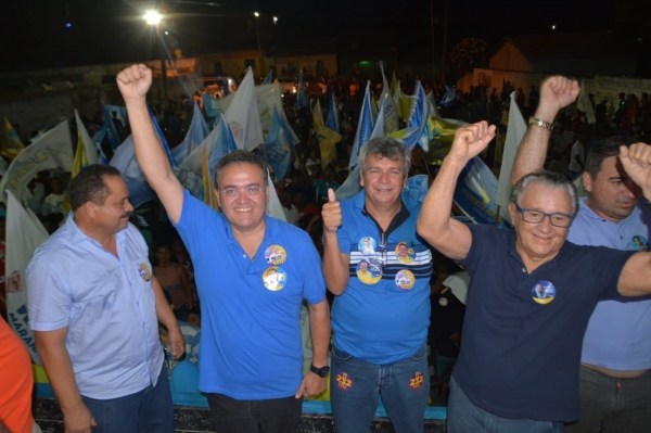 MULTIDÃO ACOMPANHA ROBERTO ROCHA PELAS RUAS DE SÃO BENTO.