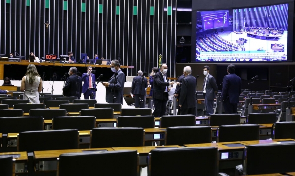 Câmara aprova MP que dá prazo para devolução de auxílio emergencial