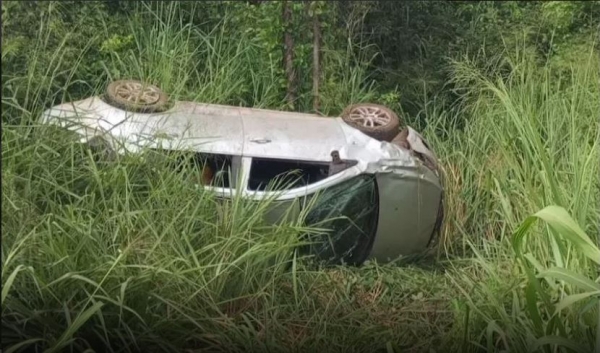 CARRO CAPOTA APÓS CONDUTOR TENTAR DESVIAR DE MOTOCICLISTAS QUE FAZIAM MANOBRAS NA BR-010