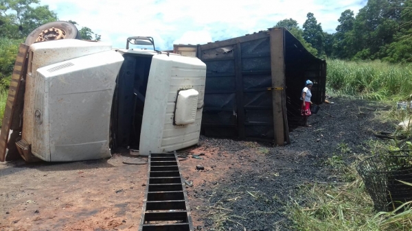 Carreta tomba na BR 222 no município de Açailândia 