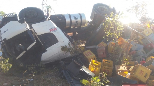 Carreta tomba e condutor morre na BR 230 em Carolina-MA