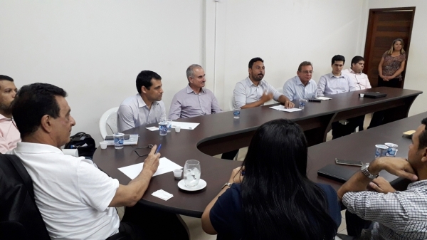 PREFEITO JUSCELINO OLIVEIRA SE REÚNE COM GRUPO EDUCACIONAL QUE IMPLANTARÁ O CURSO DE MEDICINA EM AÇAILÂNDIA