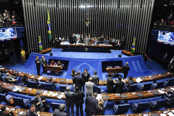 Senador entrega parecer do projeto anticrime na CCJ