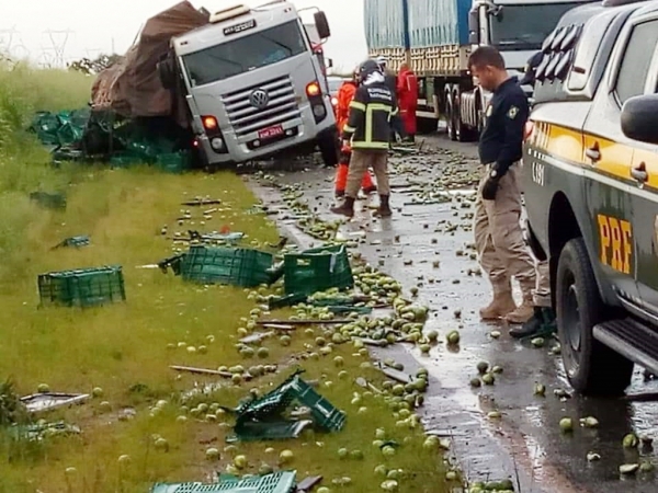 Colisão entre Ônibus que saiu de Pastos Bons e caminhão carregado de limão deixa uma mulher morta