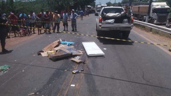 Mulher morre ao colidir moto contra carreta na BR-135, no MA