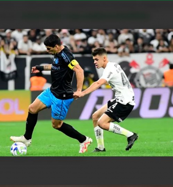 VIRADAS E OITO GOLS: CORINTHIANS E GRÊMIO EMPATAM JOGO MAIS LOUCO DO BRASILEIRÃO