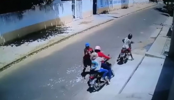 Mulher reage a assalto e leva tapa de assaltantes