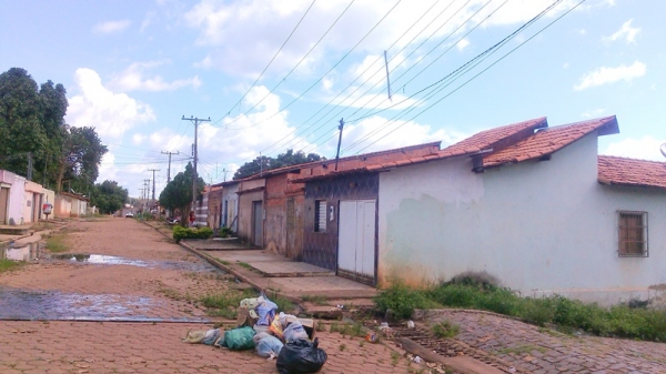 Poste quebrado traz prejuízos e coloca em risco vida de moradores de Açailândia