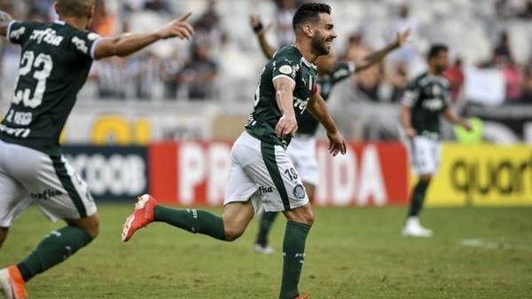 Bruno Henrique faz dois, e Palmeiras vira líder com vitória sobre o Atlético-MG