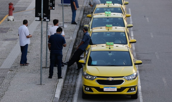Governo pede a prefeituras cadastro de taxistas para pagar benefício