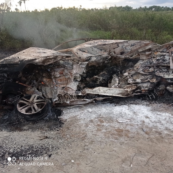 MARANHÃO - Duas pessoas morrem carbonizadas após carro de passeio colidir em carreta e pegar fogo na BR-135