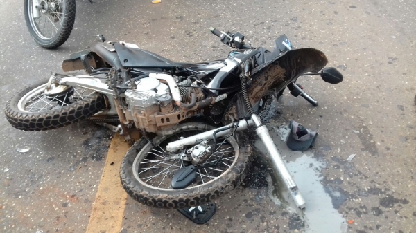 Acidente entre caminhonete e moto deixa dois feridos na BR-010