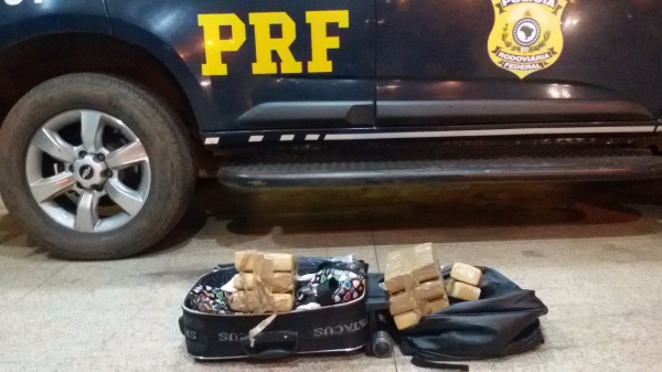 PRF apreende 14 kg de maconha com passageiro de ônibus em Porto Franco