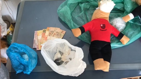 MARANHÃO - Homem é preso vendendo drogas dentro de mascotes de times de futebol no MA