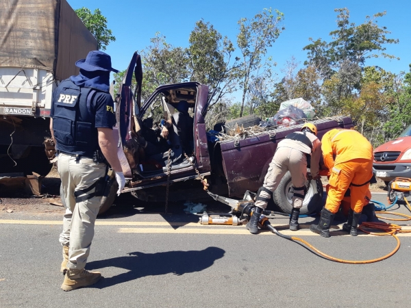 Dois mortos em colisão traseira na BR-230