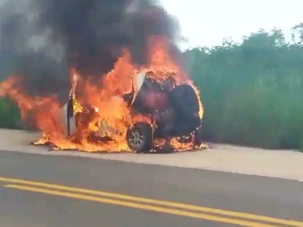 Veículo pega fogo e assusta motoristas na BR-222 no MA