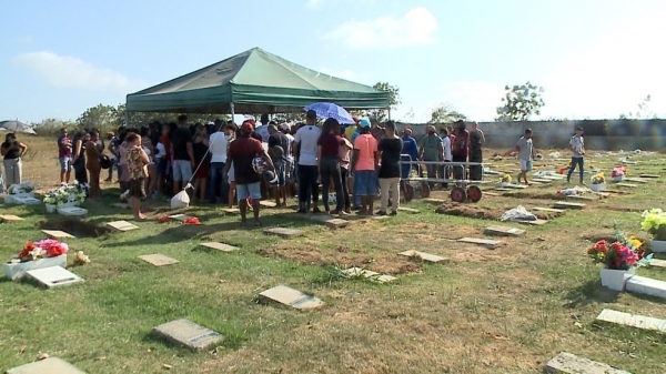 Jovem que morreu em desabamento de prateleiras de supermercado é sepultada em São Luís