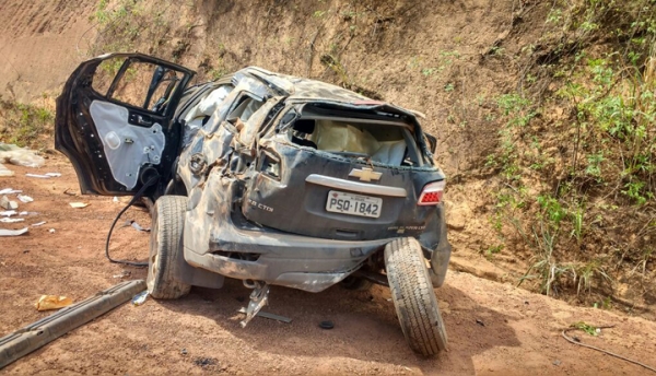 Carro capota na BR-222 e deixa quatro pessoas feridas