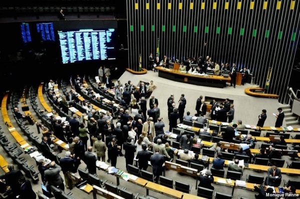 Câmara aprova regras mais rígidas para a saída temporária de presos