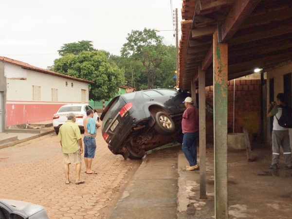 Motorista perde o controle e quase capota carro (Toyota Hilux Sw4) no Pequia