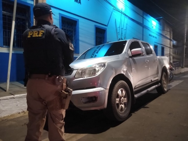 Dois veículos com registro de roubo recuperados pela PRF no Maranhão