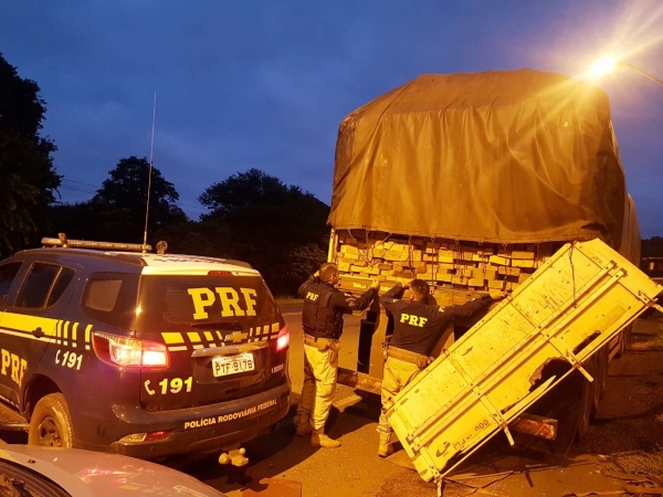 PRF Apreende Caminhão Com 43m³ de madeira serrada na BR-010