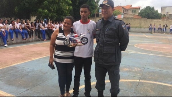 Jovem da periferia de Açailândia agradece a PM por conquista em vaga em Universidade Pública.